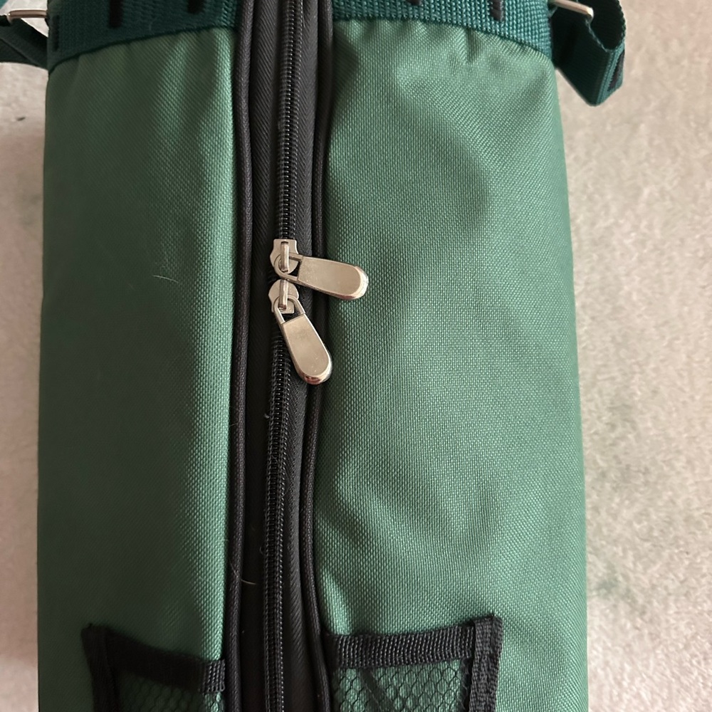 Wine travel kit. Green Duffel Bag with Durable Fabric and Structured Design